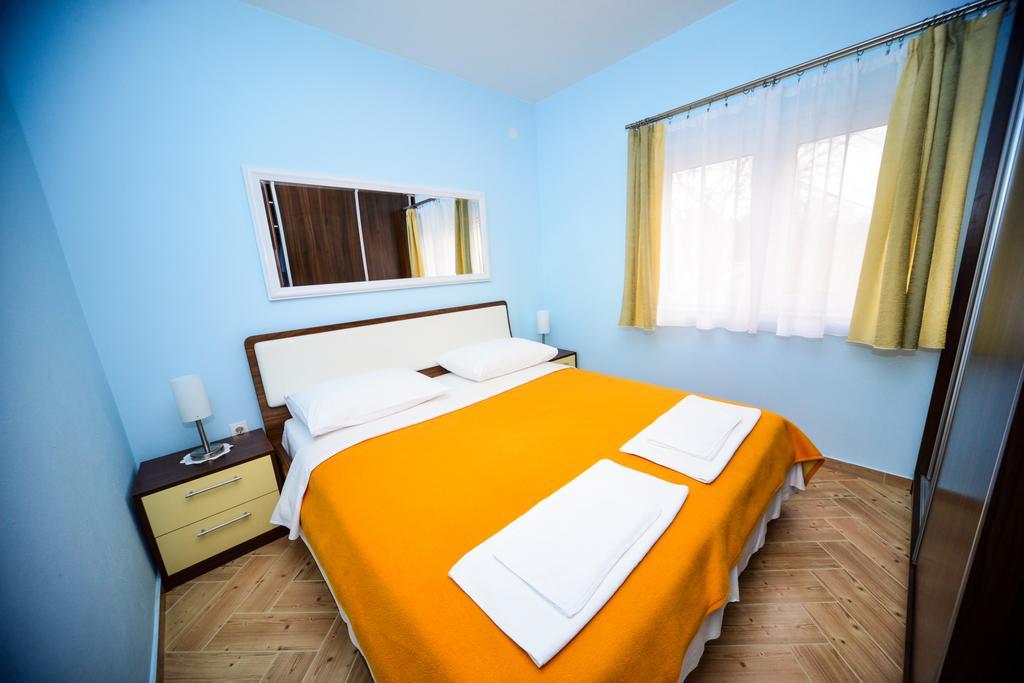 Apartments Dalmacija Starigrad Paklenica Room photo