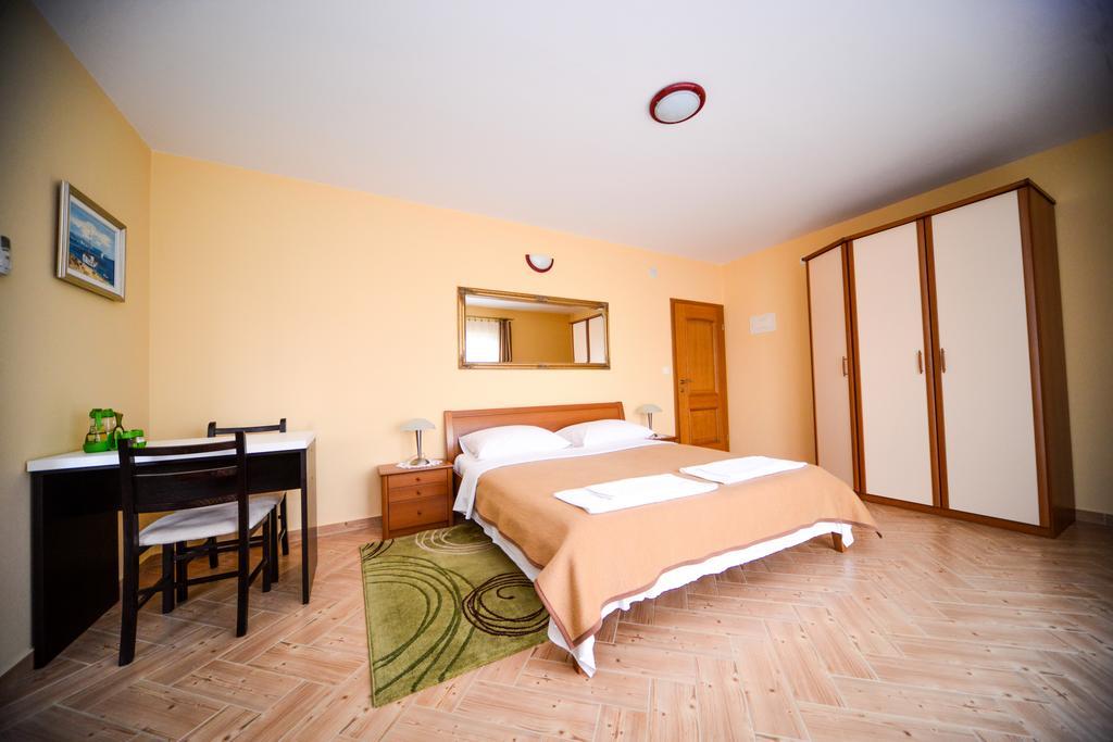 Apartments Dalmacija Starigrad Paklenica Room photo